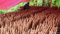 Pembuatan hio sangat tergatung dengan cuaca, sebab perlu untuk dikeringkan di bawah matahari langsung. Jika cuaca buruk, pembuatan Hio ini akan terganggu.  