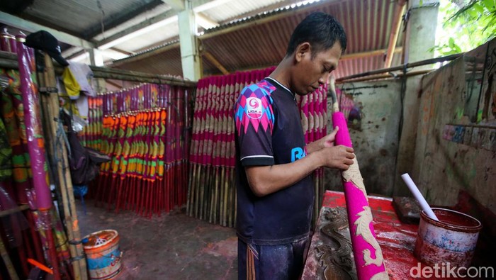 Jelang Imlek, Permintaan Hio Meroket Jelang Tahun Baru Imlek, permintaan hio atau dupa meroket. Seperti yang dialami pusat pembuatan hio di Kabupaten Tangerang, Kabupaten Banten, ini.