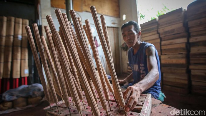 Jelang Imlek, Permintaan Hio Meroket Jelang Tahun Baru Imlek, permintaan hio atau dupa meroket. Seperti yang dialami pusat pembuatan hio di Kabupaten Tangerang, Kabupaten Banten, ini.