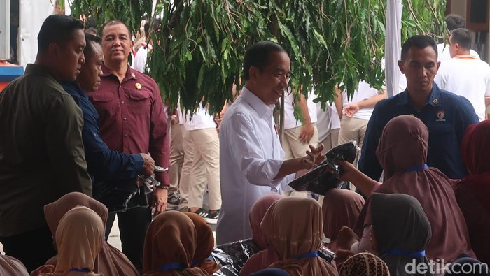 Jokowi bagikan kaus dan sepeda di sela acara penyaluran bantuan beras di Gudang Bulog, Sendangsari, Kapanewon Pajangan, Kabupaten Bantul, DIY, Selasa (30/1/2024).