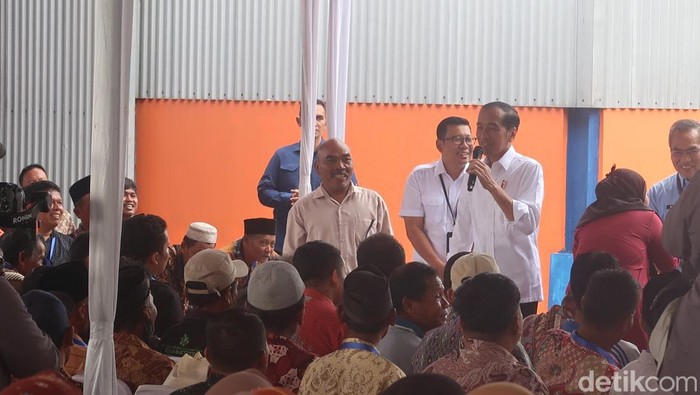 Jokowi bagikan kaus dan sepeda di sela acara penyaluran bantuan beras di Gudang Bulog, Sendangsari, Kapanewon Pajangan, Kabupaten Bantul, DIY, Selasa (30/1/2024).
