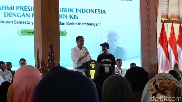 Jokowi saat bersama Susanto, salah satu peserta JKN-KIS yang hadir di Gunungkidul, Selasa (30/1/2024).