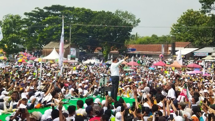 Pasangan capres-cawapres nomor urut 1 Anies Baswedan-Muhaimin Iskandar atau Cak Imin melakukan kampanye terbuka di Slawi, Tegal, Jawa Tengah, Selasa (30/1/2024). Dalam kampanye ini, Anies mengajak para pendukungnya untuk merekam ucapannya saat berorasi.