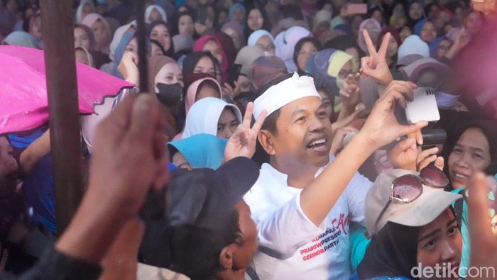 Kang Dedi Mulyadi bersama warga