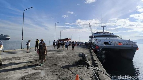 Kapal pesiar Celebrity Millenium bersandar di Pelabuhan Celukan Bawang, Buleleng, Selasa (30/1/2024).