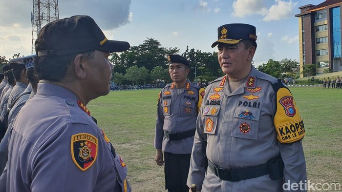 Kapolda Riau Irjen Mohammad Iqbal saat cek pasukan PAM TPS. (Raja Adil Siregar/detikSumut)