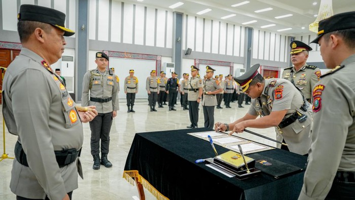 Kapolda Sumut Irjen Agung Setya saat melantik Kapolres Nias dan Madina. (Foto: Dok. Polda Sumut).