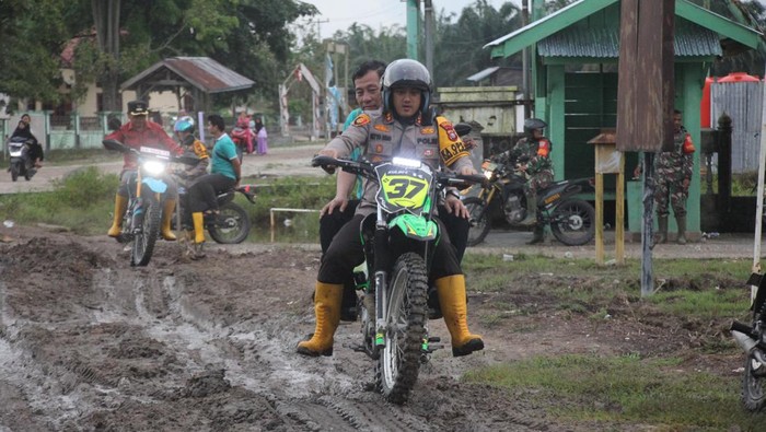 Kapolres Bengkalis AKBP Setyo Bimo Anggoro saat mengecek TPS di Siak Kecil pakai motor trail (Dok Polres Bengkalis)