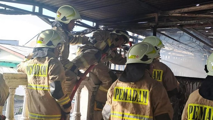 Kebakaran melanda lantai 3 sebuah rumah toko (ruko) di Grogol Petamburan, Jakbar. Kebakaran diduga akibat korsleting listrik. (dok Damkar Jakbar)