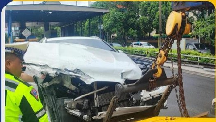 Kecelakaan BMW di Tol Dalam Kota
