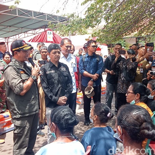 Kepala BNPB Suharyanto saat berbincang dengan pengungsi di Posko Konga, Desa Konga, Kecamatan Titehena, Flores Timur, NTT, Selasa (30/1/2024). (Yurgo Purab)