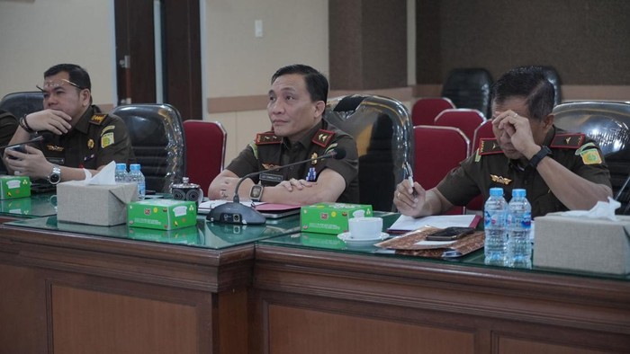 Kepala Kejati Sulsel Leonard Eben Ezer Simanjuntak menghadiri ekspose permohonan restorative justice.