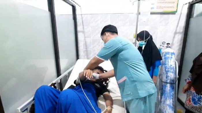 Kondisi petugas KPPS Desa Majingklak, Kecamatan Wanareja, Kabupaten Cilacap yang dirawat karena diduga keracunan makanan usai Bimtek pada Sabtu (27/1/2024).
