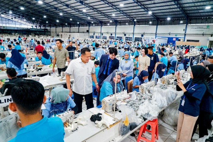 Ketua MPR RI Bambang Soesatyo (Bamsoet) saat berkunjung ke PT Jhon Toys Indonesia di Purbalingga, Jawa Tengah.