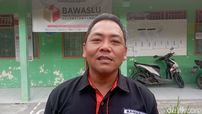 Ketua Panwaslu Kecamatan Sambong, Blora, Jasmanto di kantor Panwaslu Kecamatan Sambong.