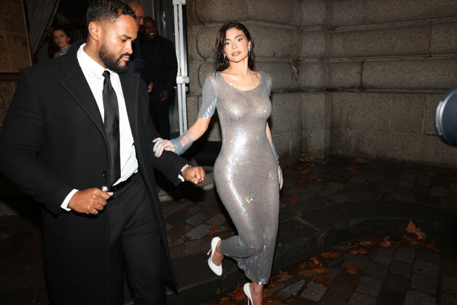 Kylie Jenner kembali tampil memesona di Paris Couture Fashion Week. Kali ini dia menghadiri fashion show brand Maison Margiela Couture Spring 2024 yang digelar di Paris, Prancis akhir pekan kemarin. Foto: Getty Images