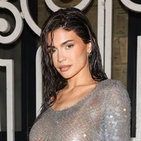 Kylie tampil dengan gaya wet look, di mana rambut panjangnya dibuat ‘basah.’ Kylie disebut ‘margiela mermaid’ dengan penampilannya ini. Foto: Getty Images