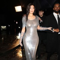 Kylie menebar pesonanya di depan juru foto dengan tampil mengenakan gaun transparan warna silver yang tentu saja datang dari rumah mode Maison Margiela. Foto: Getty Images