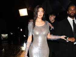 Foto: Adu Gaya Kylie Jenner dan Kim Kardashian Pakai Gaun Transparan di Paris