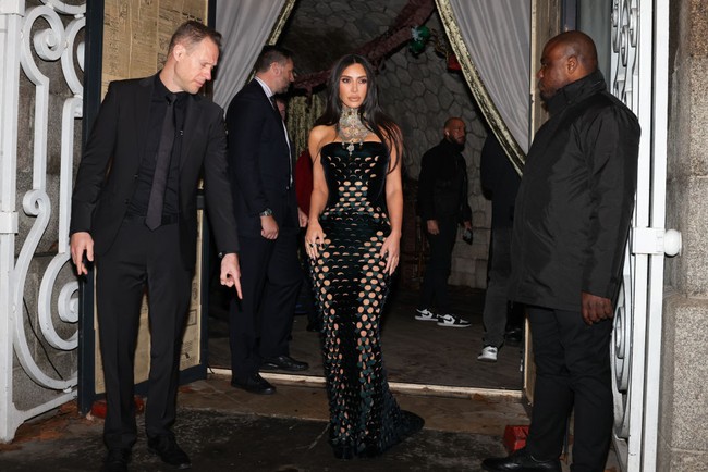 Kakak tirinya, Kim Kardashian juga hadir di fashion show Maison Margiela. Kim juga ikut menonton pagelaran couture brand yang didirikan dua desainer Martin Margiela dan Jenny Meirens. Foto: Getty Images