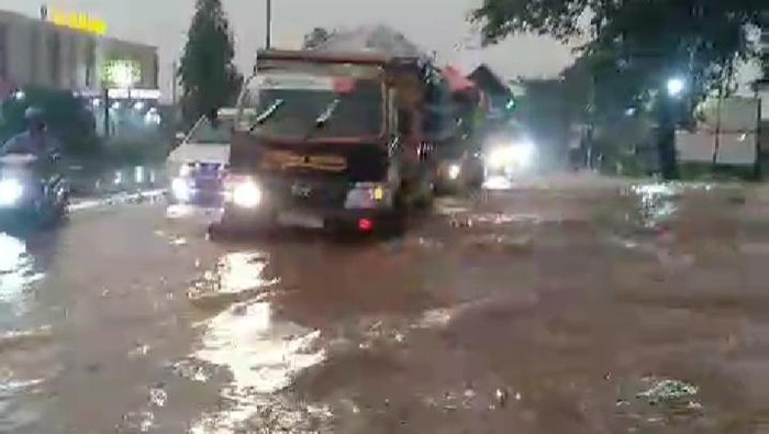 Genangan air di jalan Jogja-Solo, Jogonalan, Klaten