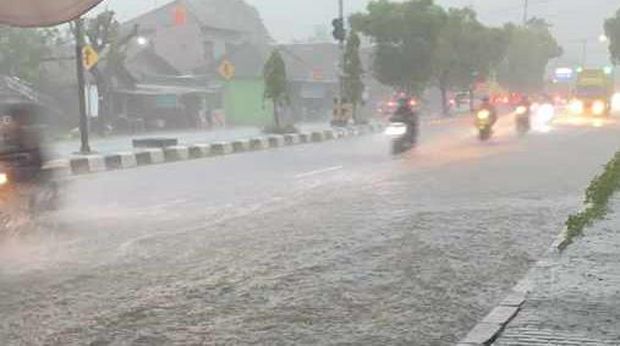 Genangan air di jalan Jogja-Solo, Jogonalan, Klaten