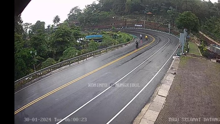 Kondisi Jalan Jogja-Wonosari, Patuk, Gunungkidul, Selasa (30/1/2024) pukul 06.00 WIB.
