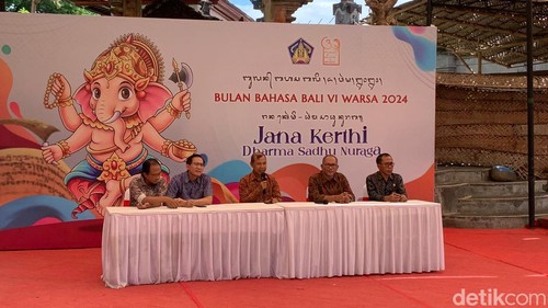 Konferensi pers Bulan Bahasa Bali ke-VI oleh Kepala Dinas Kebudayaan Provinsi Bali I Gede Arya Sugirtha (tengah) di Art Center, Denpasar, Selasa (30/1/2024).