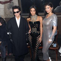 Kylie menghadiri fashion show koleksi couture Maison Margiela bersama Kim Kardashian dan ibu mereka, Kris Jenner. Foto: GC Images/MEGA