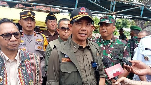 Kepala BNPB Suharyanto meninjau pengungsi erupsi Lewotobi, Selasa (30/1/2024).