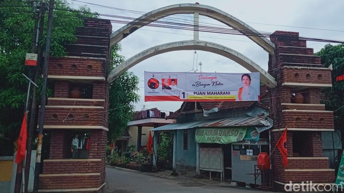 Persiapan kedatangan Ketua DPR RI Puan Maharani di Desa Melikan, Kecamatan Wedi, Klaten, Selasa (30/1/2024).