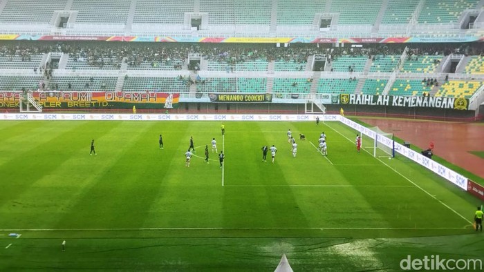 Laga Persebaya vs PSIS Semarang