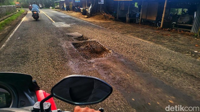 Lubang jalan yang tersebar di ruas jalan Cibadak -Palabuhanratu, Bahayakan Pengendara