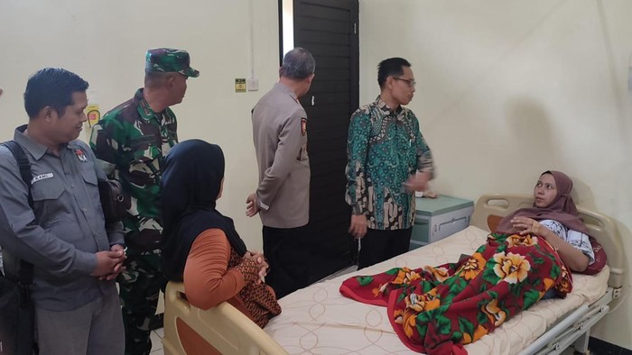 M. Mughni (berbatik) menjenguk peserta KPPS Desa Majingklak, Cilacap yang diduga mengalami keracunan usai Bimtek.