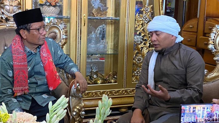 Mahfud Md bertemu dengan Ujang Bustomi di Padepokan Anti Galau.