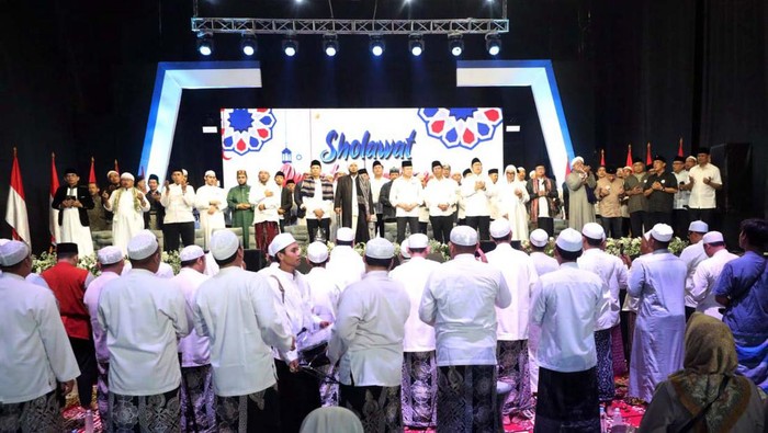 Mahfud MD Hadiri Shalawat Persatuan Indonesia di Bogor Cawapres Mahfud MD hadiri Shalawat Persatuan Indonesia di Pakansari, Bogor, Jabar. Acara itu juga dihadiri Ketum Perindo Hary Tanoesodibjo.