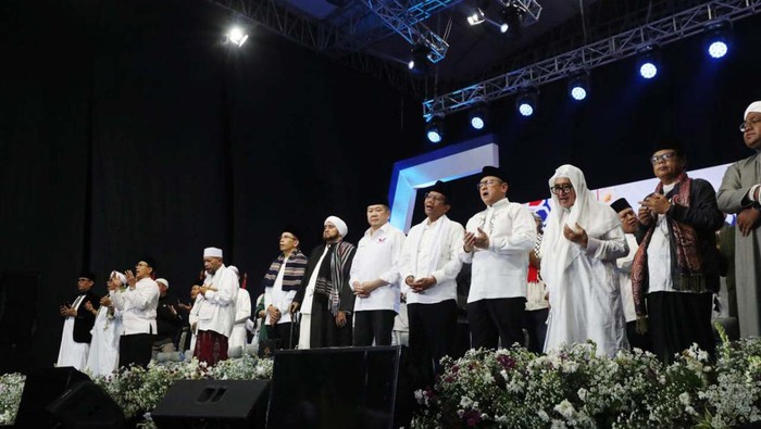 Mahfud MD Hadiri Shalawat Persatuan Indonesia di Bogor Cawapres Mahfud MD hadiri Shalawat Persatuan Indonesia di Pakansari, Bogor, Jabar. Acara itu juga dihadiri Ketum Perindo Hary Tanoesodibjo.