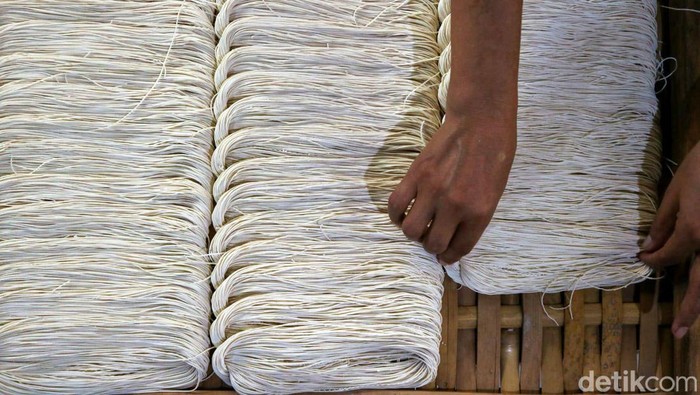 Melihat pembuatan mi tradisional China yakni misua di Jalan Pesapen Selatan Surabaya, Selasa (30/1/2024).