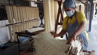 Pabrik misua Marga Mulja memproduksi mi yang memiliki nama lain mi panjang umur itu bisa mencapai 1 ton.