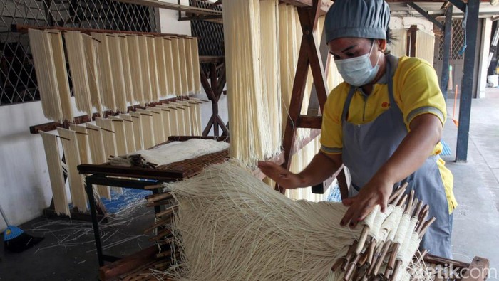 Melihat pembuatan mi tradisional China yakni misua di Jalan Pesapen Selatan Surabaya, Selasa (30/1/2024).