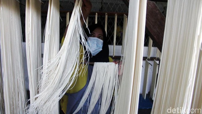 Melihat pembuatan mi tradisional China yakni misua di Jalan Pesapen Selatan Surabaya, Selasa (30/1/2024).