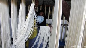 Melihat Produksi Mi Panjang Umur yang Dipercaya Bawa Hoki Saat Imlek