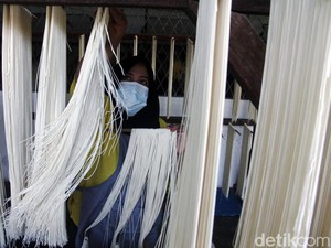 Produksi Mi Panjang Umur di Surabaya Banjir Pesanan Jelang Imlek