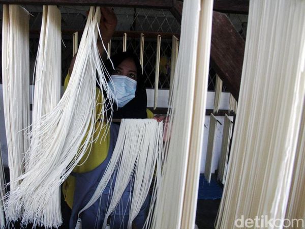 Melihat Produksi Mi Panjang Umur yang Dipercaya Bawa Hoki Saat Imlek