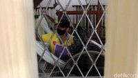 Pekerja sedang memproduksi mi tradisional warga Tiongkok, yakni misua.