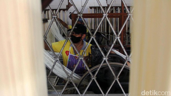 Melihat Pembuatan Mi Tradisional China di Surabaya Melihat pembuatan mi tradisional China yakni misua di Jalan Pesapen Selatan Surabaya, Selasa (30/1/2024).
