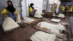 Melihat Produksi Mi Panjang Umur yang Dipercaya Bawa Hoki Saat Imlek