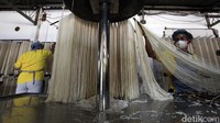 Setiap hari pabrik misua Marga Mulja bisa menghabiskan 600 kilogram tepung terigu untuk bahan dasar pembuatan misua.
