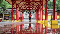 Mereka melakukan bersih-bersih vihara.  