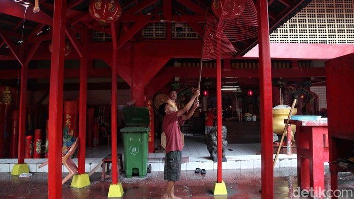 Tahun Baru Imlek 2024 akan jatuh pada 10 Februari mendatang. Sejumlah persiapan menyambut Imlek tengah dilakukan di Vihara Bahtera Bhakti, Ancol, Jakarta Utara.